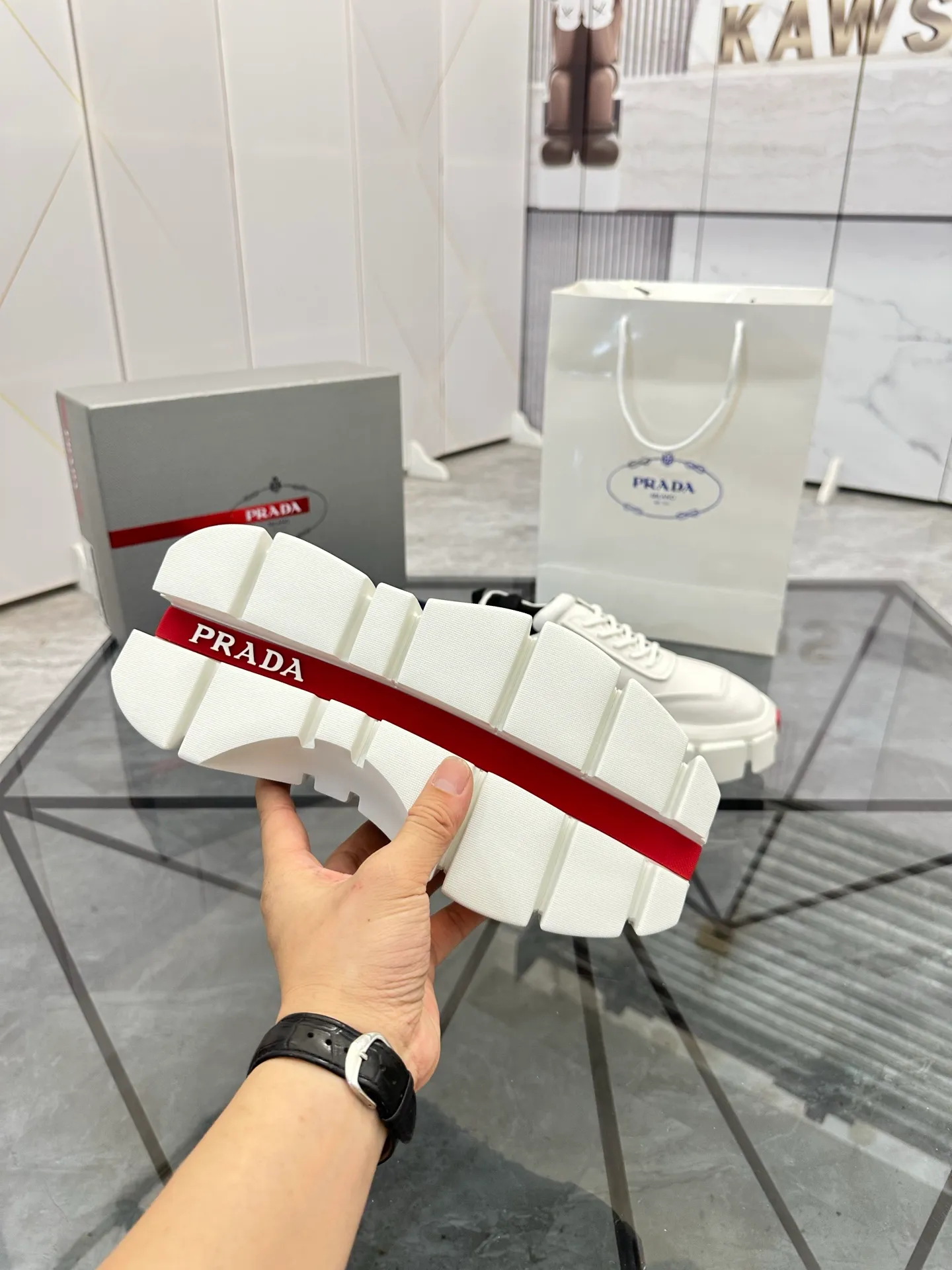 Selling men's shoes 💰: 💰P560¥ High-end top quality Product trademark: Prada * "Prada*" low-top casual shoes Regular size: 35-45 (can be customized to 46) Couple style Product material: imported first-layer cowhide leather upper, breathable lining, original outsole. No.: H201